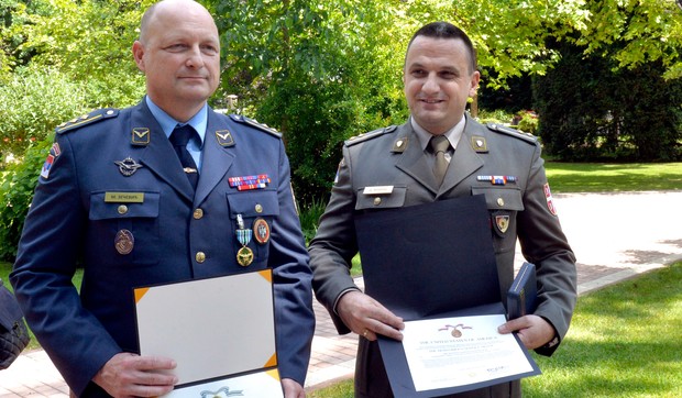 Odlikovanja pukovniku Miroslavu Zečeviću i potpukovniku Danu Mavraku