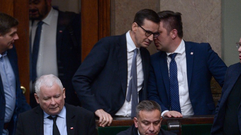 Mateusz Morawiecki i Michał Dworczyk w Sejmie, listopad 2022 r.