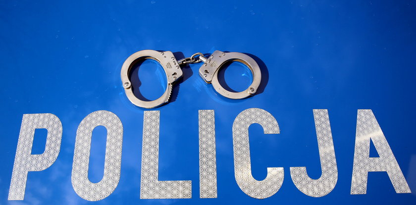 Policjanci zakuli kobietę w kajdanki na oczach 9-letniej córki