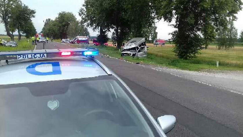 W miejscowości Jeziory doszło do groźnego wypadku bus zderzył się z osobówką