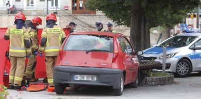 Samochód wjechał w ludzi siedzących na ławce