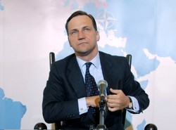Sikorski wprowadza musztrę dla urzędników MSZ