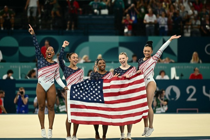 Simon Bajls sa ostalim članicama američke reprezentacije u gimnastici