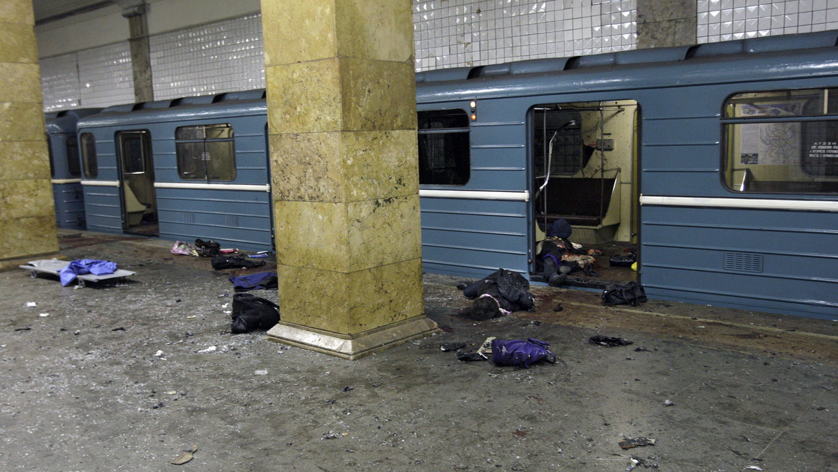 Wzburzeniem i płaczem reagowali moskwianie na poniedziałkowe zamachy bombowe w metrze, w których zginęło co najmniej 37 ludzi. Wśród dźwięku syren, borykając się z obciążeniem sieci telefonii komórkowej i chaosem komunikacyjnym, Moskwa pogrążyła się w szoku.