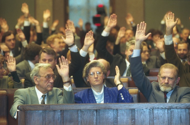Upadek tego gabinetu wiązał się ze znacznym pogorszeniem nastrojów społecznych na przełomie 1992 i 1993 roku, pod wpływem którego zaczęło topnieć poparcie dla Suchockiej w rozdrobnionym Sejmie (względem rządu zaczęli się dystansować m.in. posłowie związani z „Solidarnością”). Jednak nawet w dniu głosowania los gabinetu nie był przesądzony; wniosek o wotum nieufności przeszedł bowiem tylko jednym głosem. Na sali sejmowej zabrakło wtedy posła Zrzeszenia Chrześcijańsko-Narodowego Zbigniewa Dyki, który spóźnił się na głosowanie siedem minut (tłumaczył to kłopotami żołądkowymi). W efekcie głosowania rząd Suchockiej upadł i rozpisano przedterminowe wybory, które wygrała lewica.