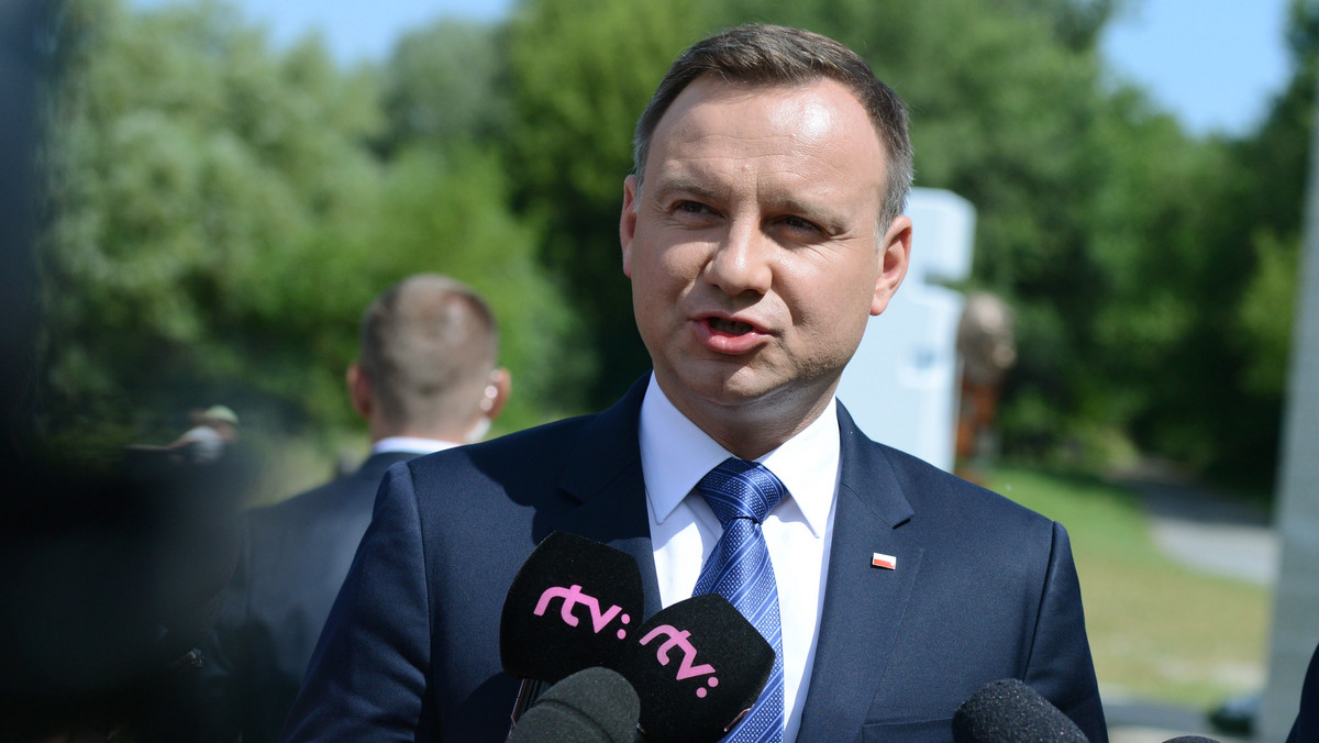 Łączność z Polakami za granicą jest niezwykle ważna; chciałbym, abyśmy stanowili wspólnotę - mówił w czwartek prezydent Andrzej Duda podczas spotkania z Polonią w Instytucie Polskim w Bratysławie.