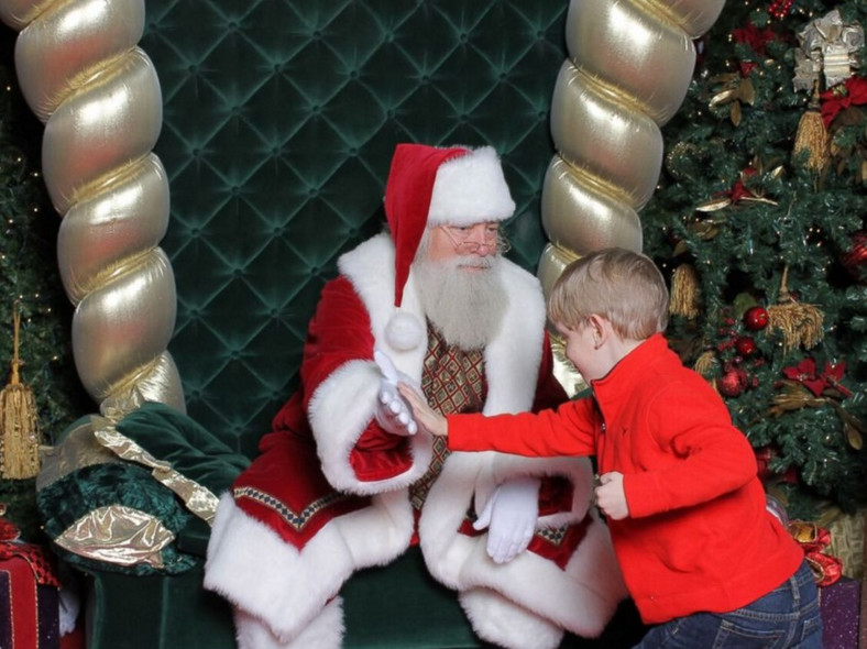 Chłopiec przybił piątkę świętemu Mikołajowi