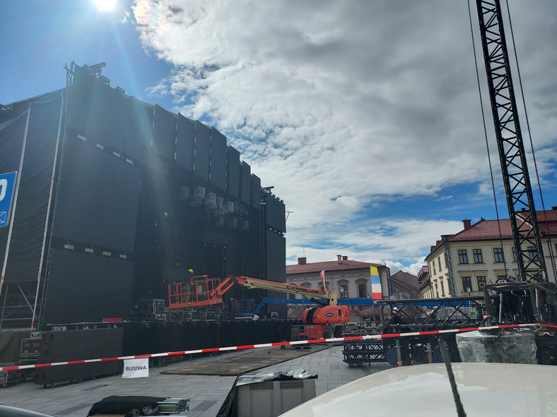 Trwa budowa sceny na koncert papieski w Wadowicach (Autorka zdjęcia: Monika Waluś/Onet)