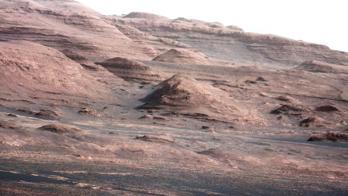 Łazik Curiosity, który od kilku tygodni przebywa na Marsie, przesłał pierwsze kolorowe zdjęcie z Czerwonej Planety. Można na nim zobaczyć tzw. Górę Sharp, którą Curiosity ma dokładnie zbadać.