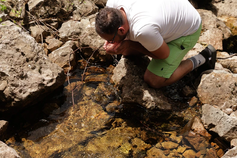 gornji-tok-neretve- novinar pije vodu-foto-s-pasalic-scaled