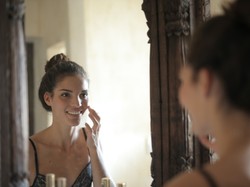 Płeć robi różnicę: Czy i czego z męskiej kosmetyczki mogą używać kobiety?