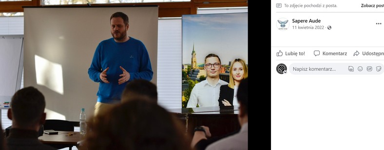 Minister Janusz Cieszyński podczas prowadzenia wykładu w ramach Weekendowej Szkoły Sapere Aude.