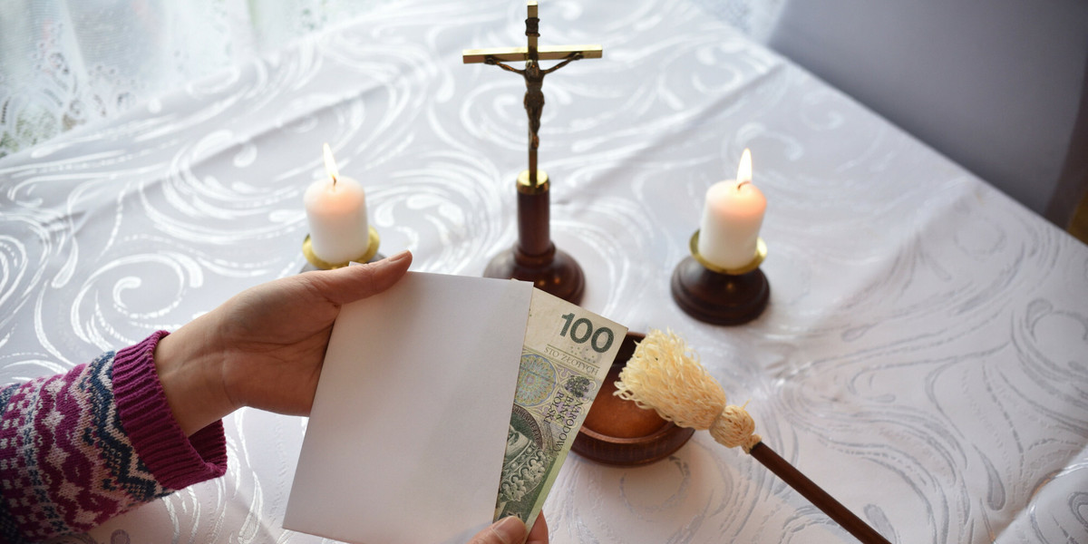 Ile warto włożyć do koperty dla księdza? Odpowiedź nie jest oczywista.