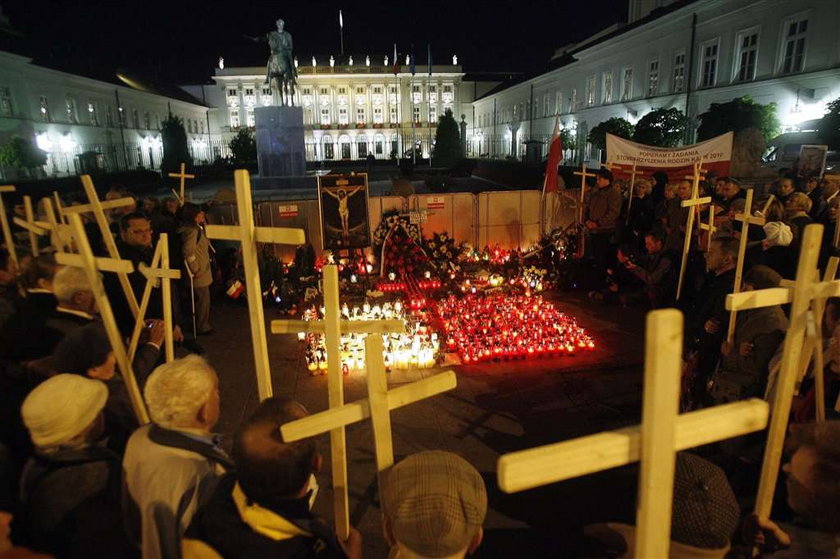 "Gaszono papierosy na szyjach modlących się kobiet"