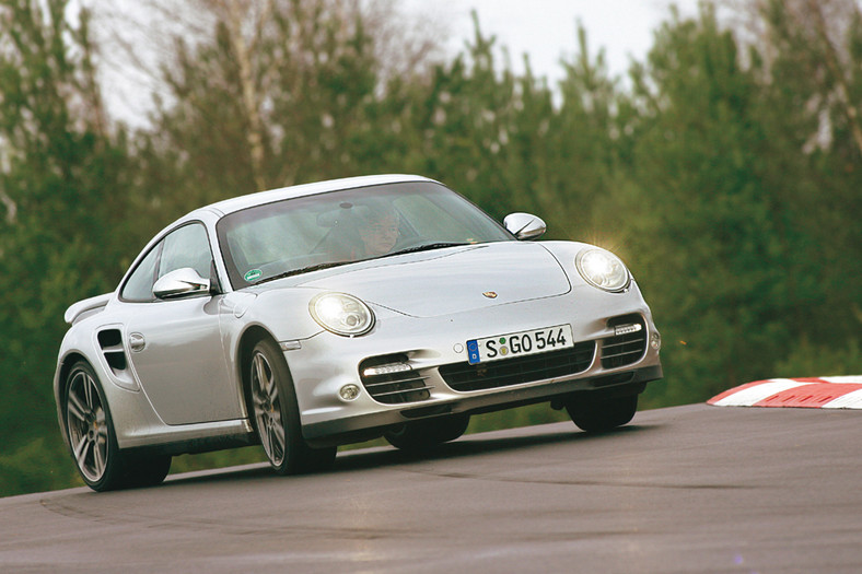 Nissan GT-R kontra Porsche 911 Turbo - Porsche kontratakuje