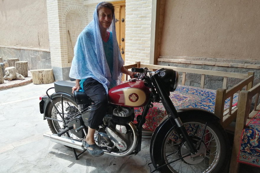 Toudeshk w Iranie: W pensjonacie Tak Taku Margot Flügel-Anhalt siada na BSA, motocyklu gospodarza Mohammada