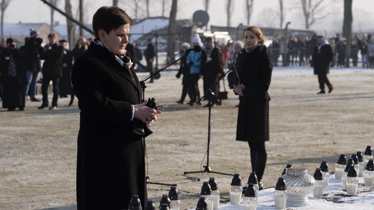 "Musimy stanowczo zadeklarować, że będziemy strzec tego, co dla nas najcenniejsze: pokoju i postawy szacunku dla drugiego człowieka" - napisała premier Beata Szydło w liście odczytanym dziś w Warszawie podczas uroczystości upamiętniających Ofiary Holokaustu.