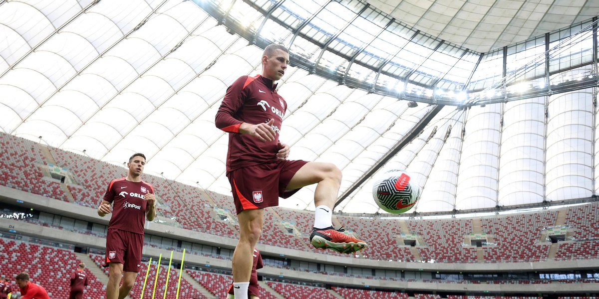 Jakub Piotrowski na treningu na Stadionie Narodowym.