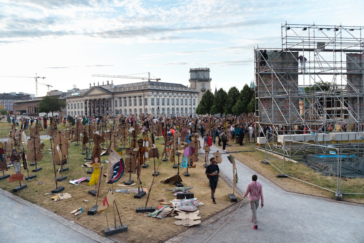 Protesty w Kassel przeciwko antysemickim treściom na obrazie kolektywu artystycznego Taring Padi