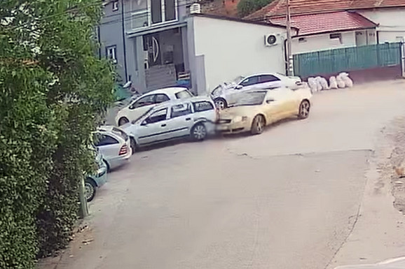 GEPEK "ODLETEO" U VAZDUH Haos na Voždovcu: Zlatnim "audijem" se zakucao u parkirano vozilo, pa pobegao (FOTO)
