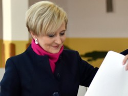 TAKI kolczyk w środku dnia?! Prezydentowa przy urnie jak na balu!