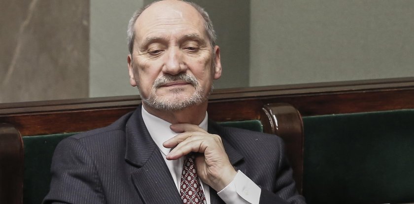 Macierewicz nie płaci za lotnisko!