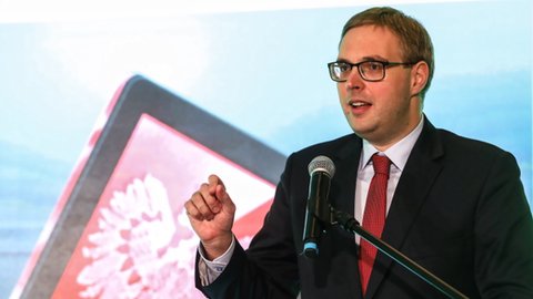 Wiceminister finansów Jan Sarnowski wyjaśnia, że na zmianach podatkowych Polskiego Ładu zyska wielu emerytów, a stracą tylko nieliczni.