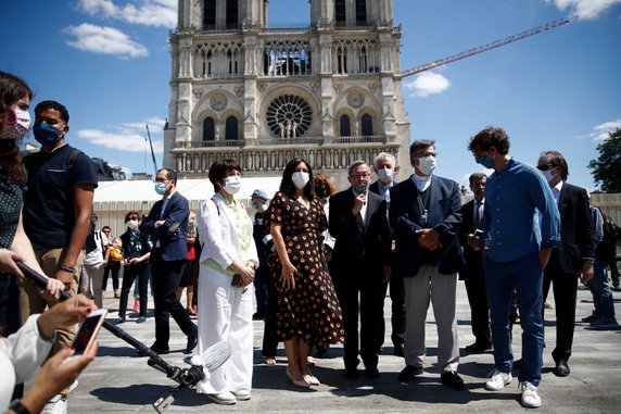 Otwarto dziedziniec katedry Notre Dame