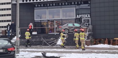 Kierowca audi wjechał w Płocku do... Jak on to zrobił?