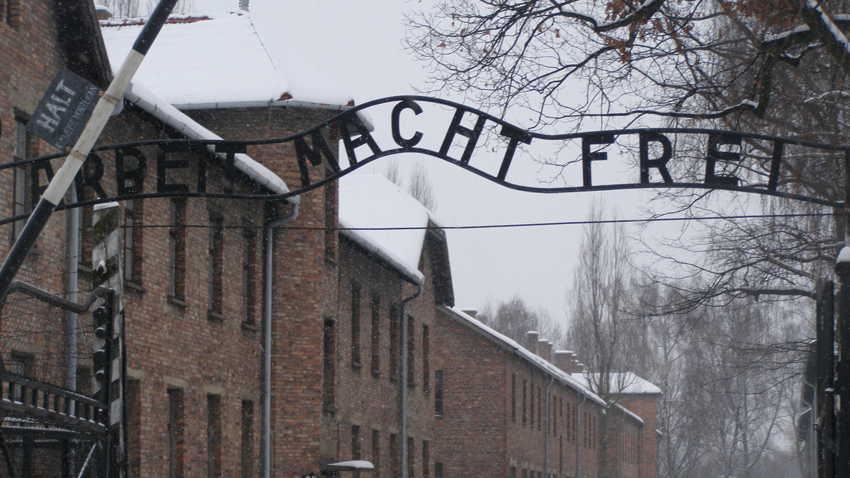 Władze Stowarzyszenia Romów w Polsce oddały w czwartek hołd więźniom niemieckiego obozu Auschwitz, którzy zbuntowali się 69 lat temu. Złożyli kwiaty pod pomnikiem Sinti i Romów zgładzonych przez Niemców, który stoi w byłym Auschwitz II-Birkenau.