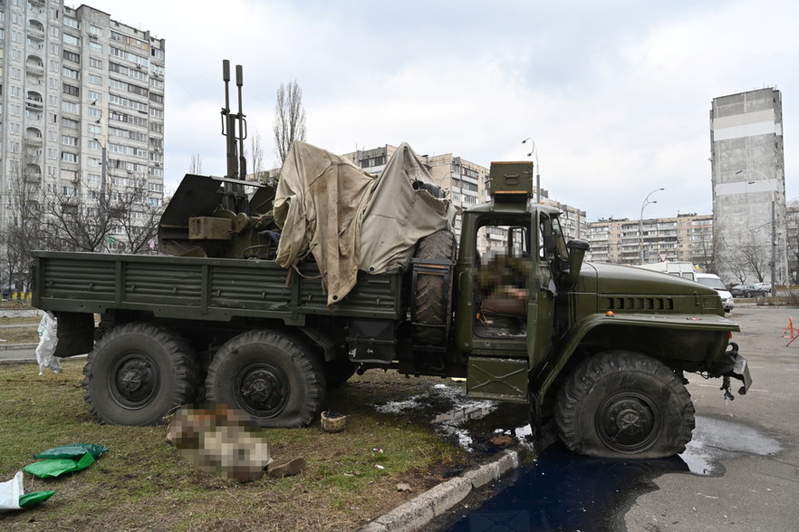 Zabici rosyjscy żołnierze przebrani w ukraińskie mundury. Kijów, 25 lutego 2022 r.