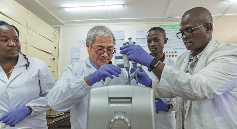 Liu Gaoqiong (second from left), a professor at Nanjing Agricultural University, conducts experiments with his students at the Kenya-China Joint Laboratory for Crop Molecular Biology at Egerton University. Photo credits: China Daily