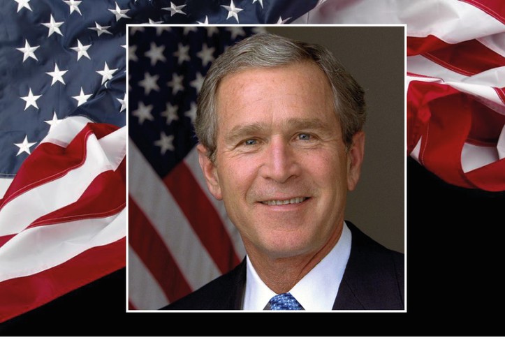 <b>15–16 VI 2001 r.</b><br>
Polska była szóstym krajem, który odwiedził Bush junior. Wizyta w niecałe pół roku po zaprzysiężeniu zwiastowała dobry czas w relacjach polsko-amerykańskich. Lokator Białego Domu wyraził wówczas poparcie dla polskiej akcesji do UE, której termin wówczas jeszcze nie był znany. Trzy miesiące później w wieże WTC w Nowym Jorku uderzyły samoloty, a Ameryka wypowiedziała wojnę terroryzmowi. Po raz pierwszy w historii Sojuszu powołano się na art. 5. Polska była jednym z wielu krajów, które wysłały żołnierzy do Afganistanu.<br><br>
<b>30–31 V 2003 r.</b><br>
Kiedy ówczesny prezydent po raz drugi odwiedził Polskę, było już miesiąc po tym, jak ogłosił zakończenie działań wojennych w Iraku. Prezydent USA przyjechał podziękować za wkład w kampanię, której przeciwne były Francja i Niemcy. Polskie poparcie dla interwencji było początkiem ochłodzenia relacji z Berlinem i Paryżem, i to w kluczowym dla nas momencie, na rok przed akcesją do UE. To wtedy zaczęto mówić o nowej i starej Europie. Dowodem uznania dla polskiego poparcia było przekazanie nam zarządu nad jedną ze stref w Iraku. Tygodnik „Forum” pytał wtedy trochę na wyrost okładką „Czy Polska jest już mocarstwem?”.<br><br>
<b>8 VI 2007 r.</b><br>
Podczas swojej ostatniej wizyty w Polsce Bush junior został podjęty przez Lecha Kaczyńskiego w Juracie. Rozmowy dotyczyły głównie tarczy antyrakietowej. USA wróciły do tego projektu na początku dekady, wypowiadając pod koniec 2001 r. traktat o nierozwijaniu tego typu uzbrojenia podpisany w 1972 r. przez Nixona. Ostatecznie strona polska uznała, że tarcza nie może powstać bez kontyngentu wojsk USA w Polsce (sama bowiem stałaby się na wypadek ewentualnego konfliktu celem). Krok, na który Amerykanie nie byli wówczas gotowi.