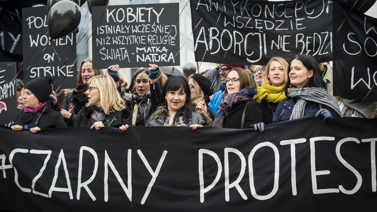 czarny protest still pap_Wiktor Dąbkowski