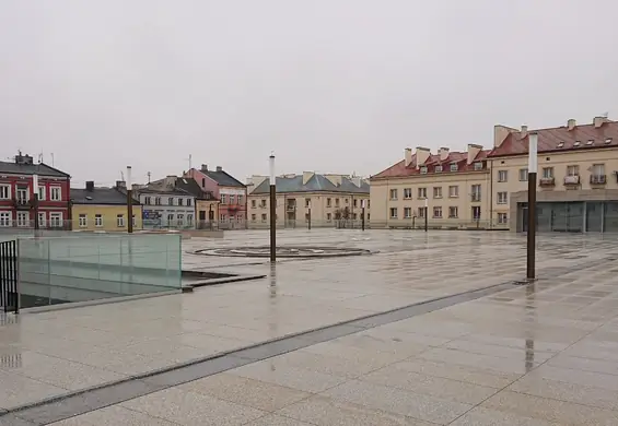 Betonowy parking na placu w Kutnie. Akceleracja brzydoty czy etap przejściowy?