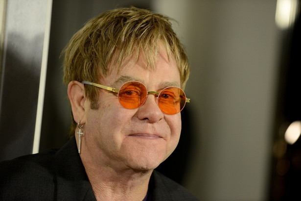 Elton John nie będzie grany w radio, ale przedstawia "Home Again"