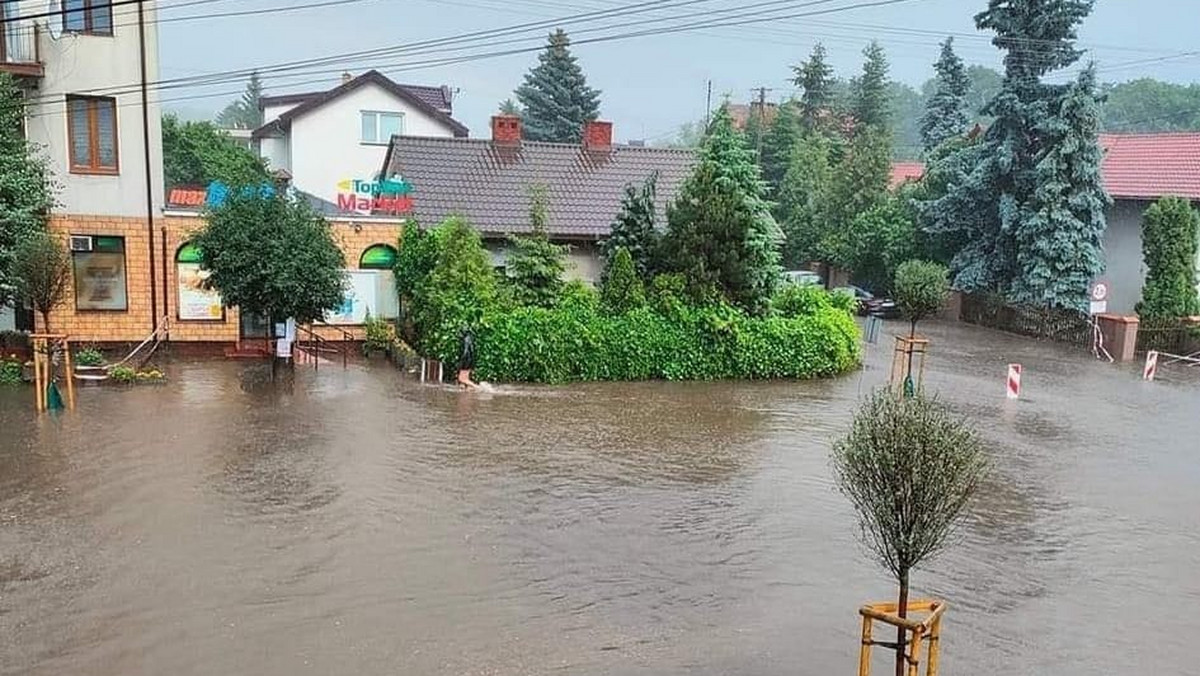 Gwałtowne burze i wichury nad Polską. Woda zalała miasto
