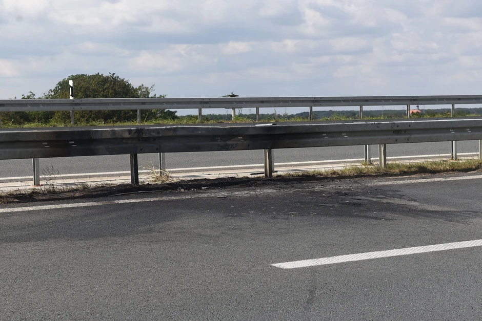 Mesto gde se "puno" koji je išao i konta smeru zapalio nakon udesa 