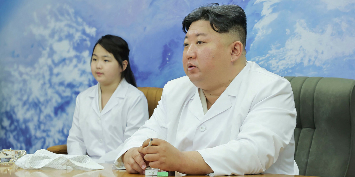 Kim Dzong Un z córką na inspekcji satelity szpiegowskiego.