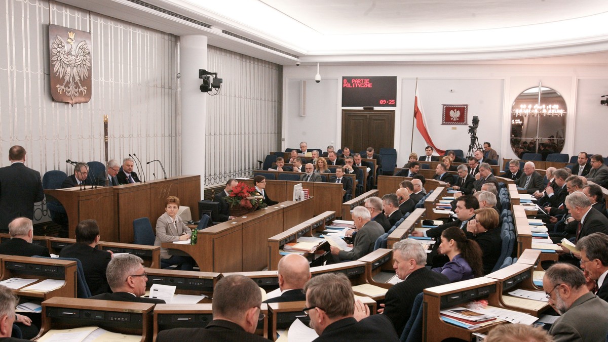 Na przyszłotygodniowym posiedzeniu Senatu nie będzie informacji rządu ws. śledztwa smoleńskiego - zdecydował w środę marszałek Bogdan Borusewicz. Senatorowie PiS zapowiadają, że aż do skutku - przed każdym posiedzeniem izby - będą składać wnioski o taką informację.