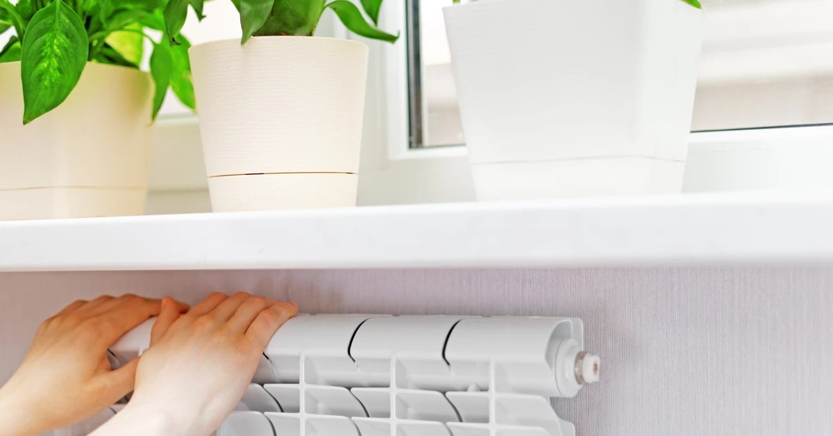 Chcesz niższe rachunki zimą? Jeden prosty trik przy kaloryferze, który działa natychmiast