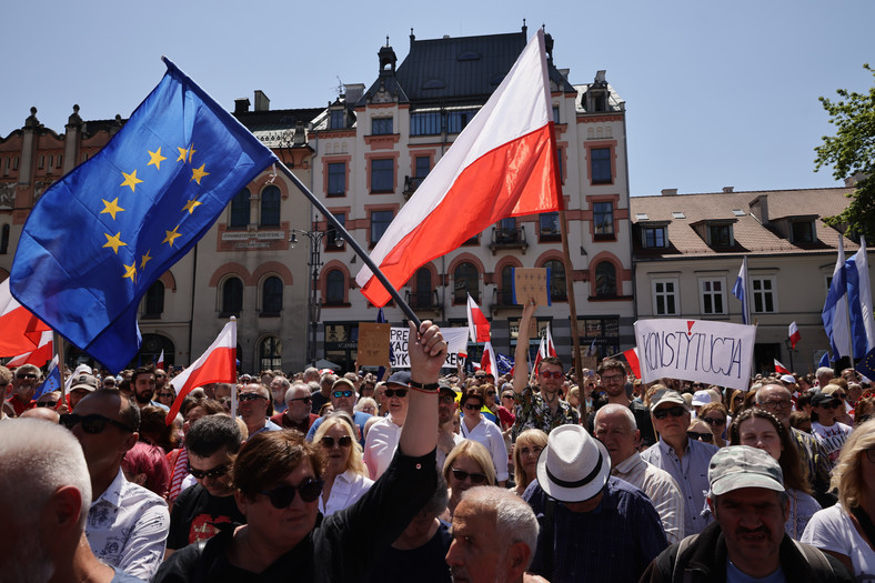 Flagi Polski i Unii Europejskiej wśród tłumu