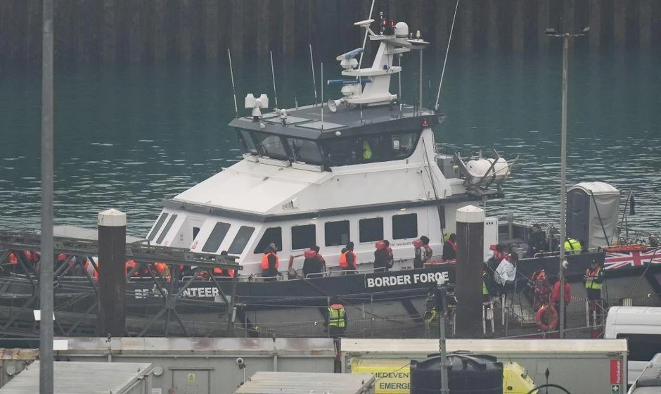 Grupa ljudi za koje se veruje da su migranti dovedena je u Kent posle nesreće u Lamanšu u martu 2025. godine | Foto: PA