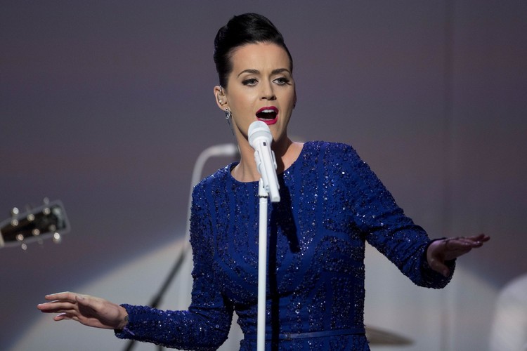 <b>Lodówka dla Katy Perry</b>
<br>
<br>
Katy Perry od organizatorów swoich koncertów wymaga między innymi, by ściany w pokoju garderoby były różowe lub kremowe.
<br>
<br>
Ponadto w pokoju, w którym Katy przygotowuje się do występów, nie może zabraknąć wygodnych foteli, lodówki ze szklanymi drzwiami i kwiatów - koniecznie w kolorze różowym.