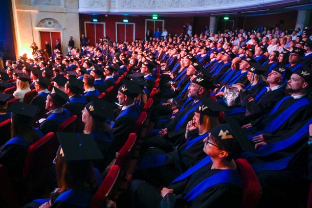 Absolwenci Collegium Humanum na uroczystej graduacji 