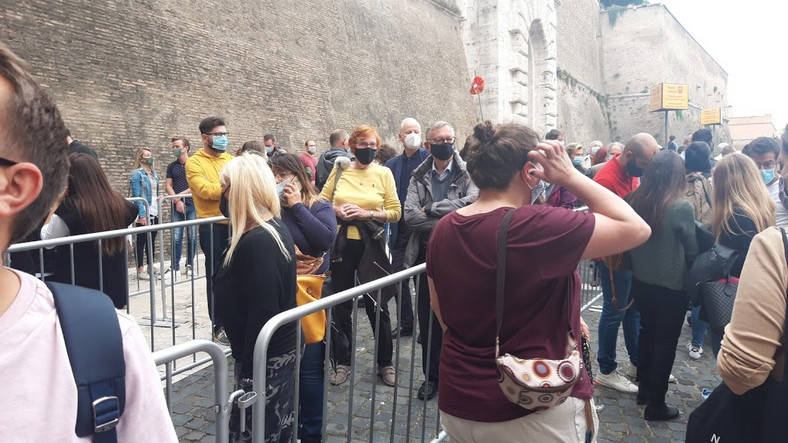 Turyści czekający na wpuszczenie do Muzeum Watykańskiego