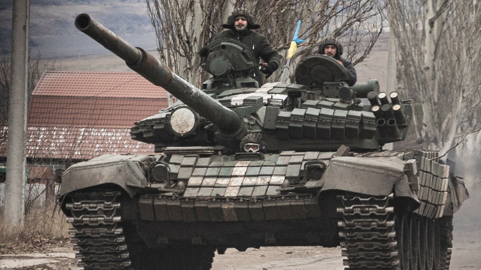  Ukraińscy żołnierze w czołgu T-72