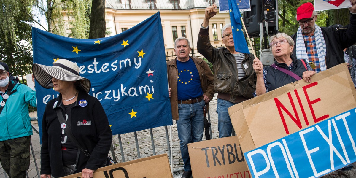 Polexit wrócił w wypowiedziach polityków partii rządzącej. Ale taki ruch byłby finansowo nieopłacalny.