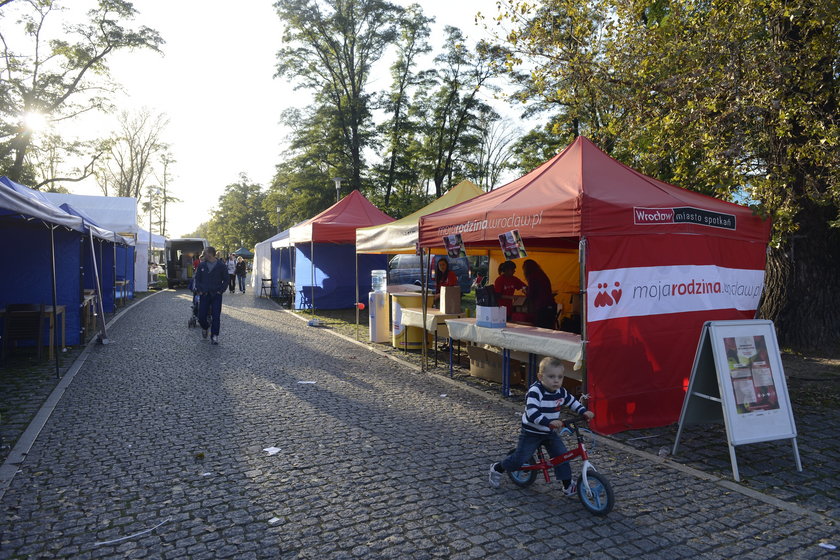 Na Wyspie Słodowej rozstawiono rozmaite stoiska 