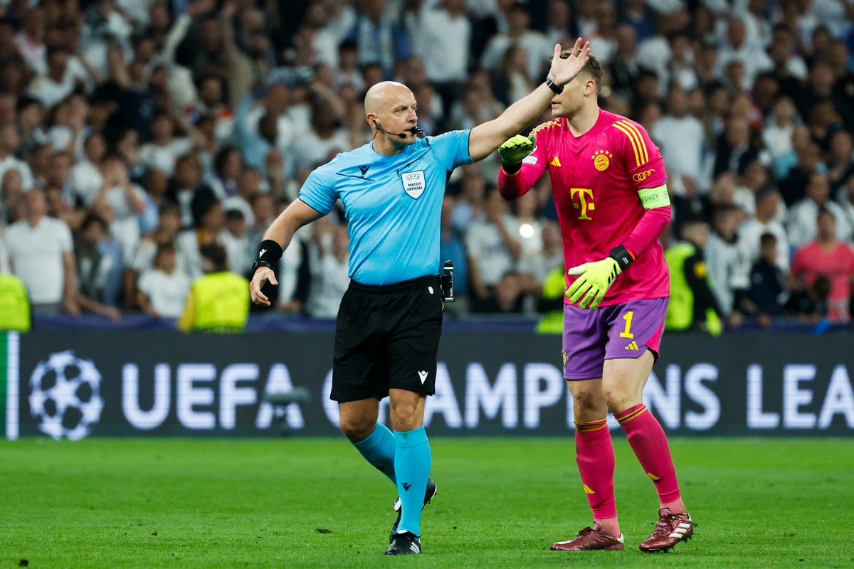 Manuel Neuer i Szymon Marciniak